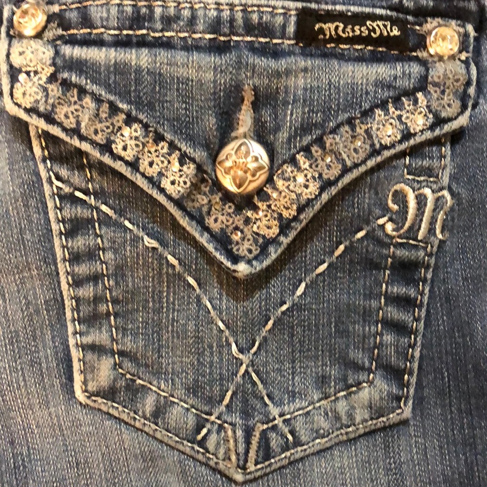 Miss Me Sz 29 boot cut jeans with flap pockets and silver stitching med wash